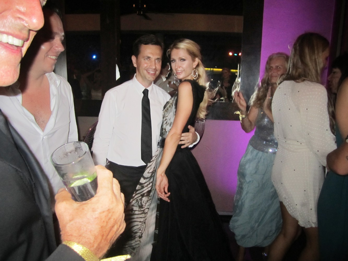 Paris Hilton Berplesir Ke Bali