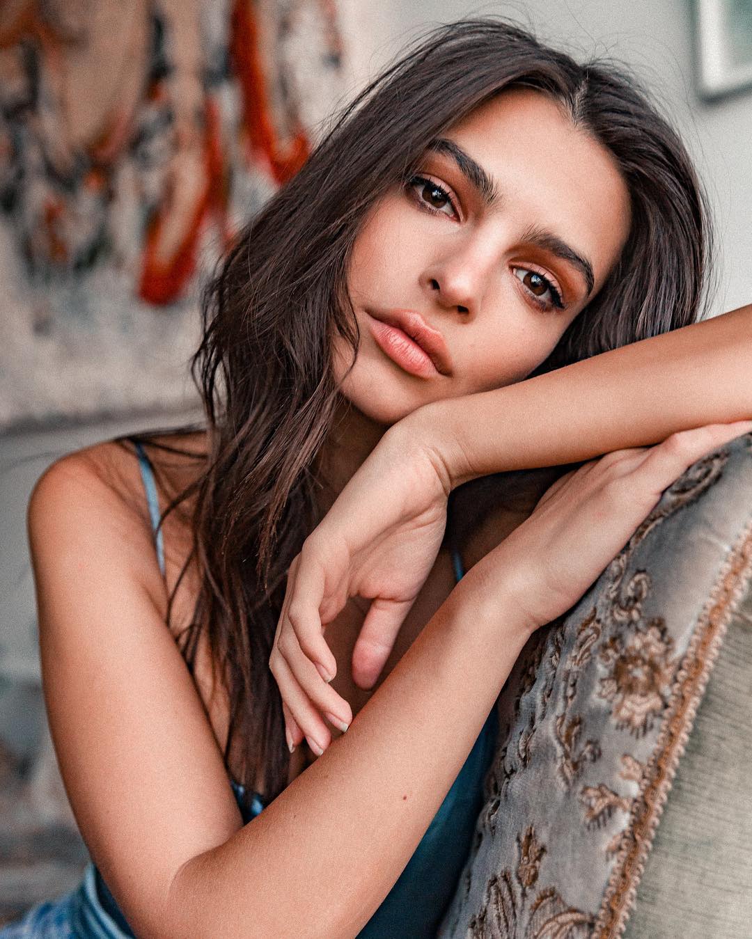 8 Makeup Seksi ala Emily Ratajkowski