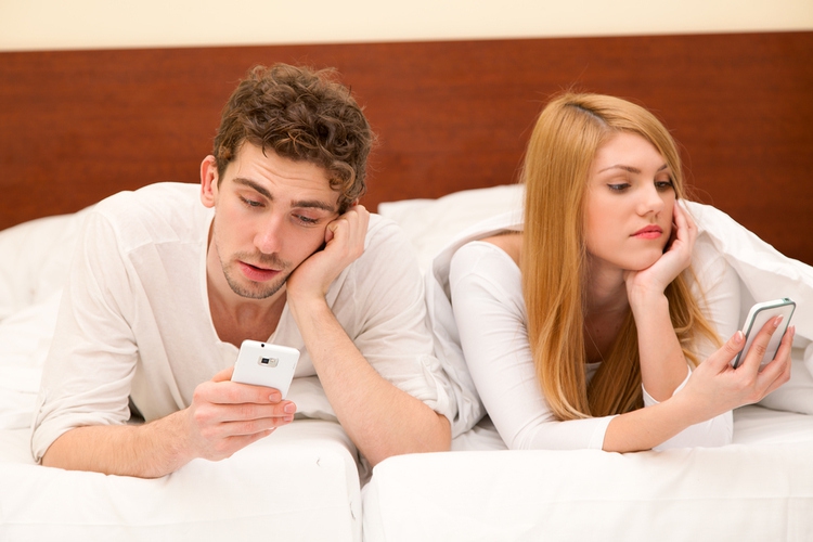 Awas! Sibuk Main Handphone Dapat Merusak Hubungan Cinta