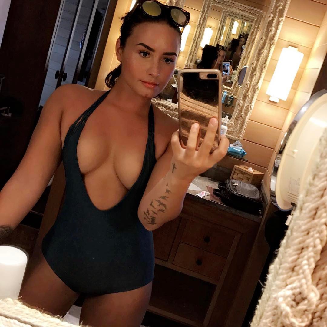 Demi Lovato Pamer Payudara Dengan Hot