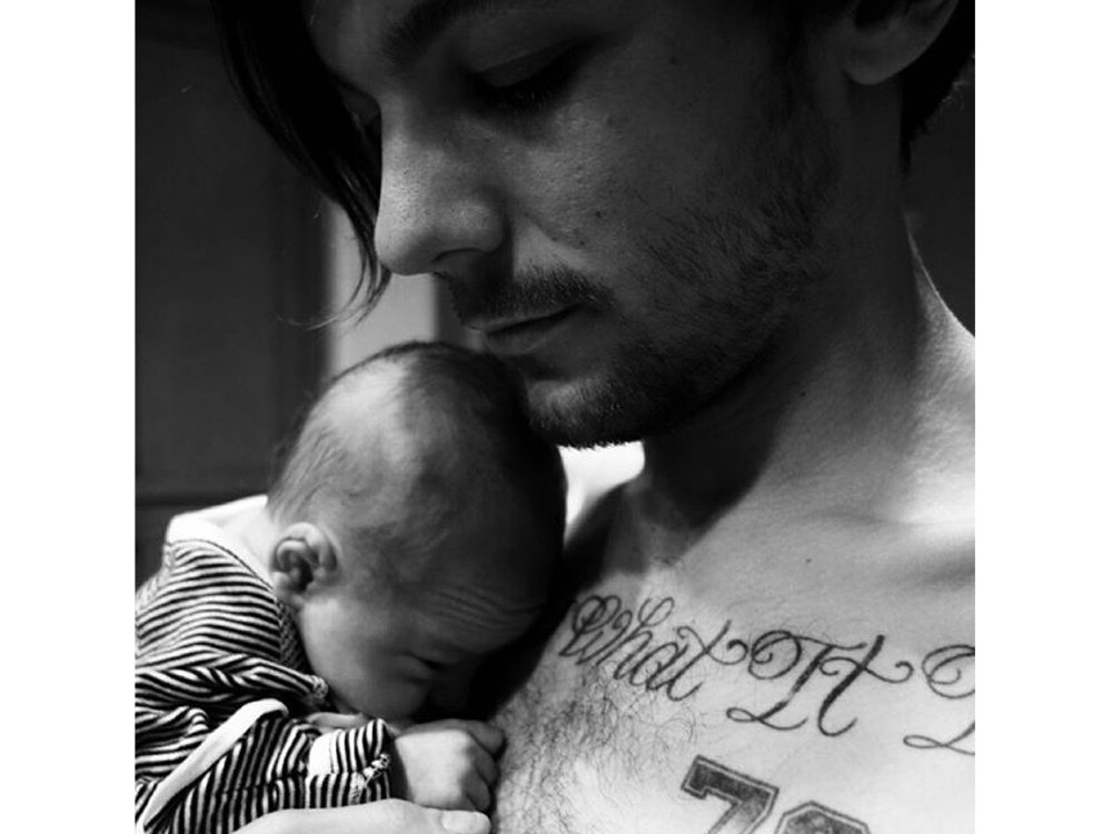 Louis Tomlinson Pamerkan Wajah Anak Pertamanya