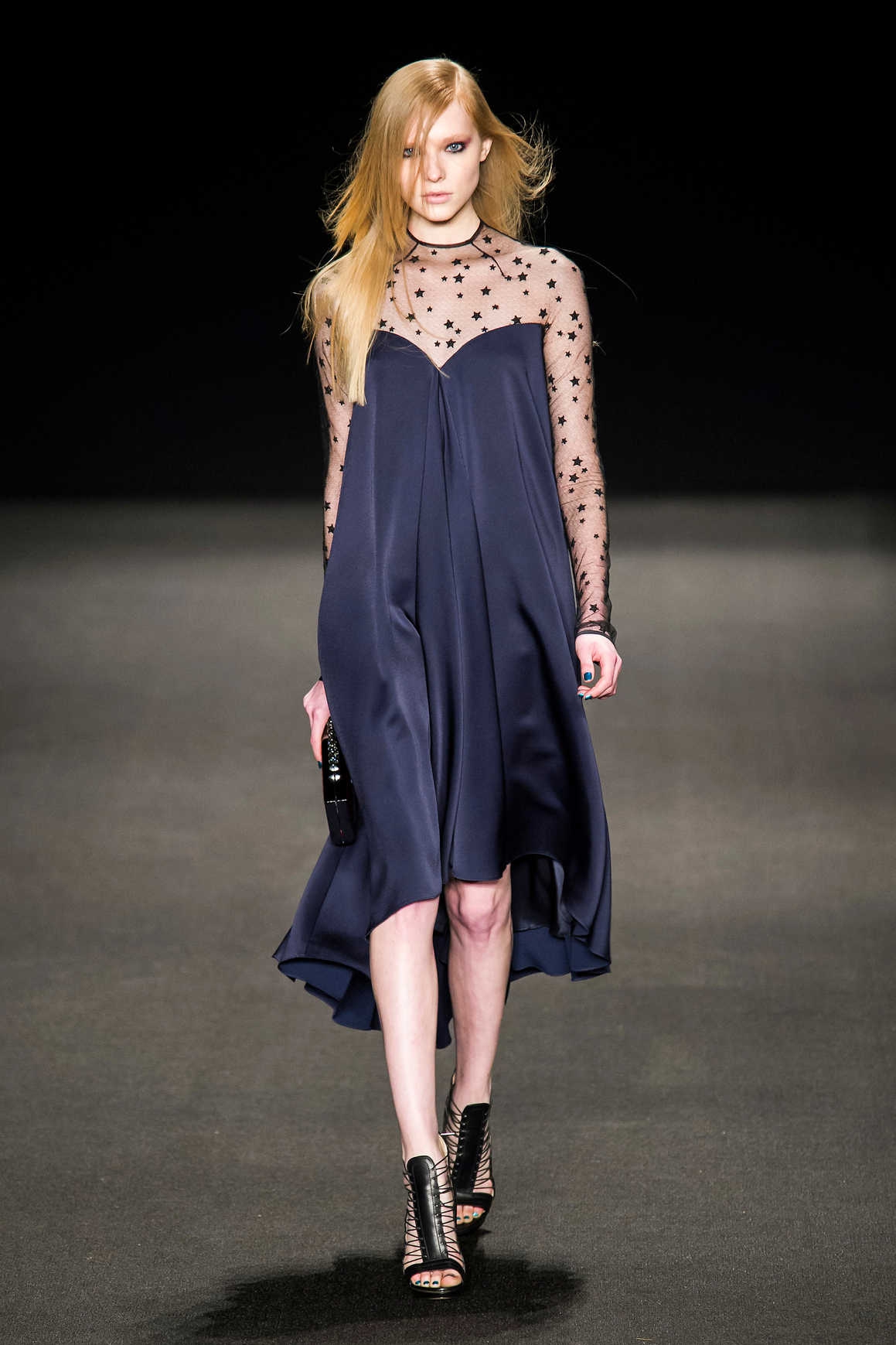 Fashion Q&A: Trik Mengenakan Busana Sheer