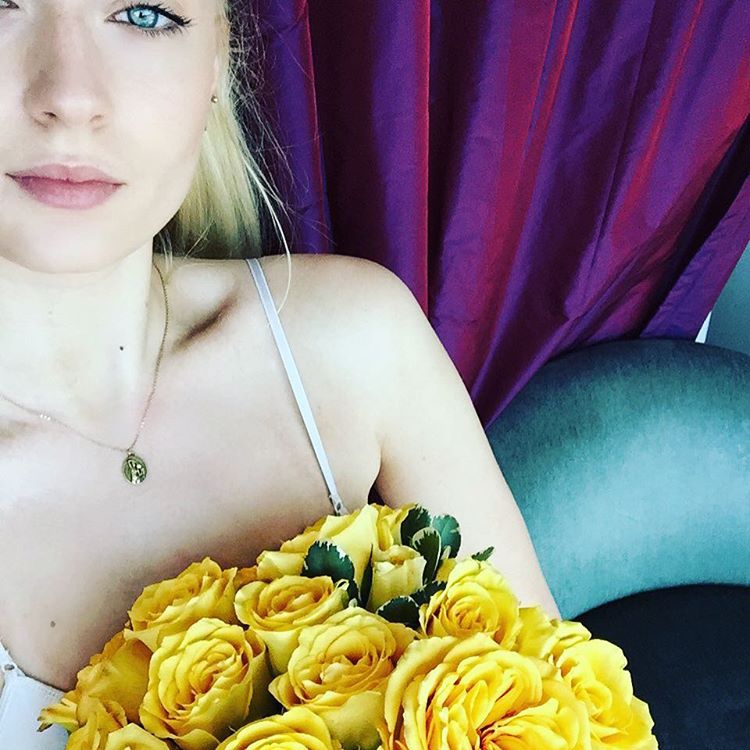 Rambut Baru Sophie Turner: Platinum Blonde!