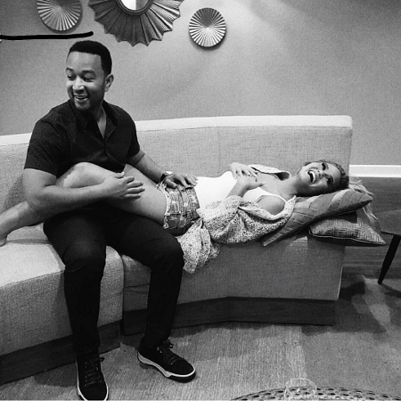 Chrissy Teigen Mengandung Anak Pertamanya Dengan John Legend