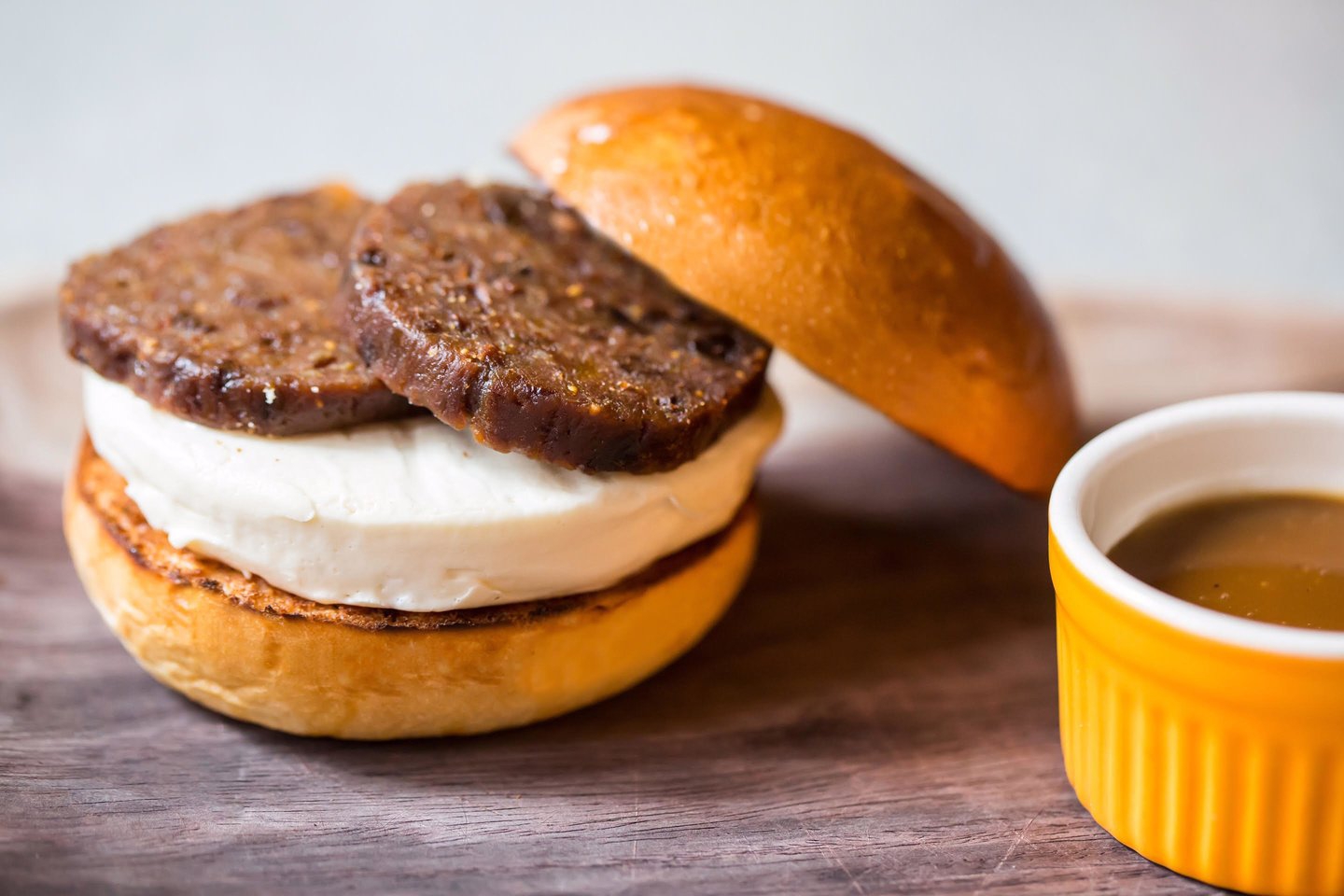 Temukan Burger Super Enak di Three Buns