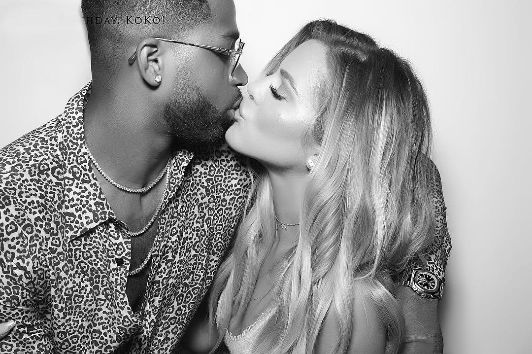 Khloe Kardashian Unggah Foto Hamil Pertama