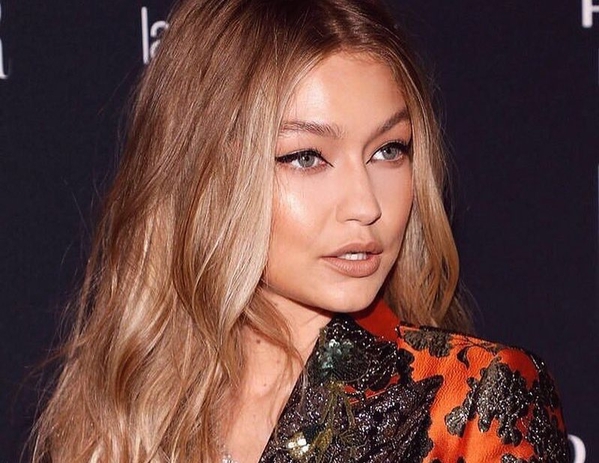 Sepatu Hak Gigi Hadid Lepas Saat Jalan di Runway!
