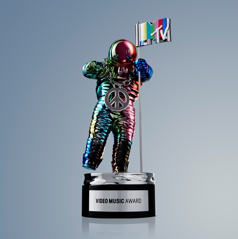 Jeremy Scott Mendesain Ulang MTV Moonman untuk MTV VMAs 2015