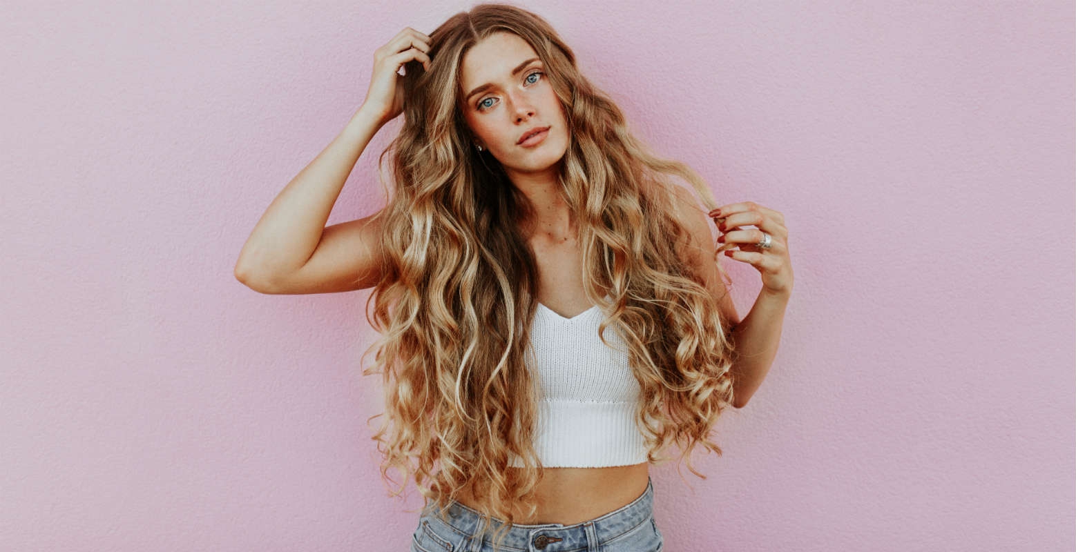 Buat Gaya Rambut Keritingmu Tahan Lama dengan Trik Ini!