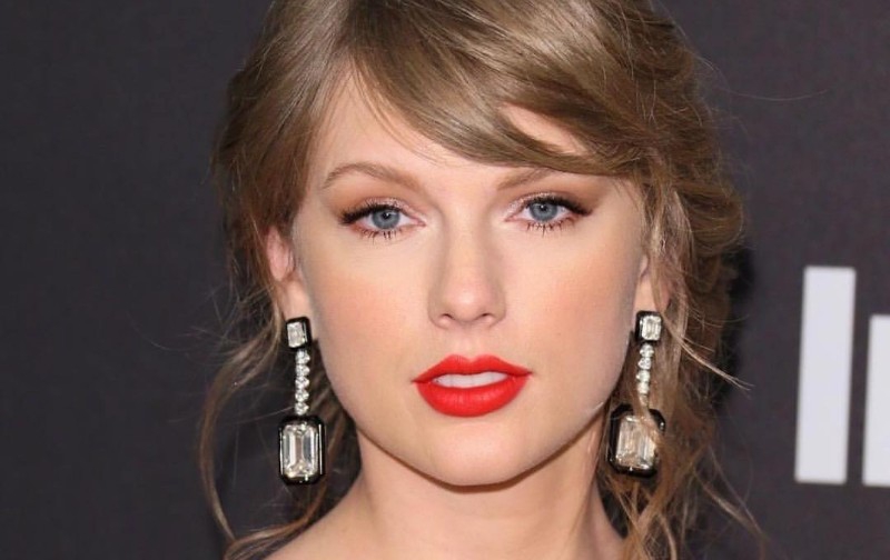 Taylor Swift Terlihat Sedang Menggoda di Golden Globes!