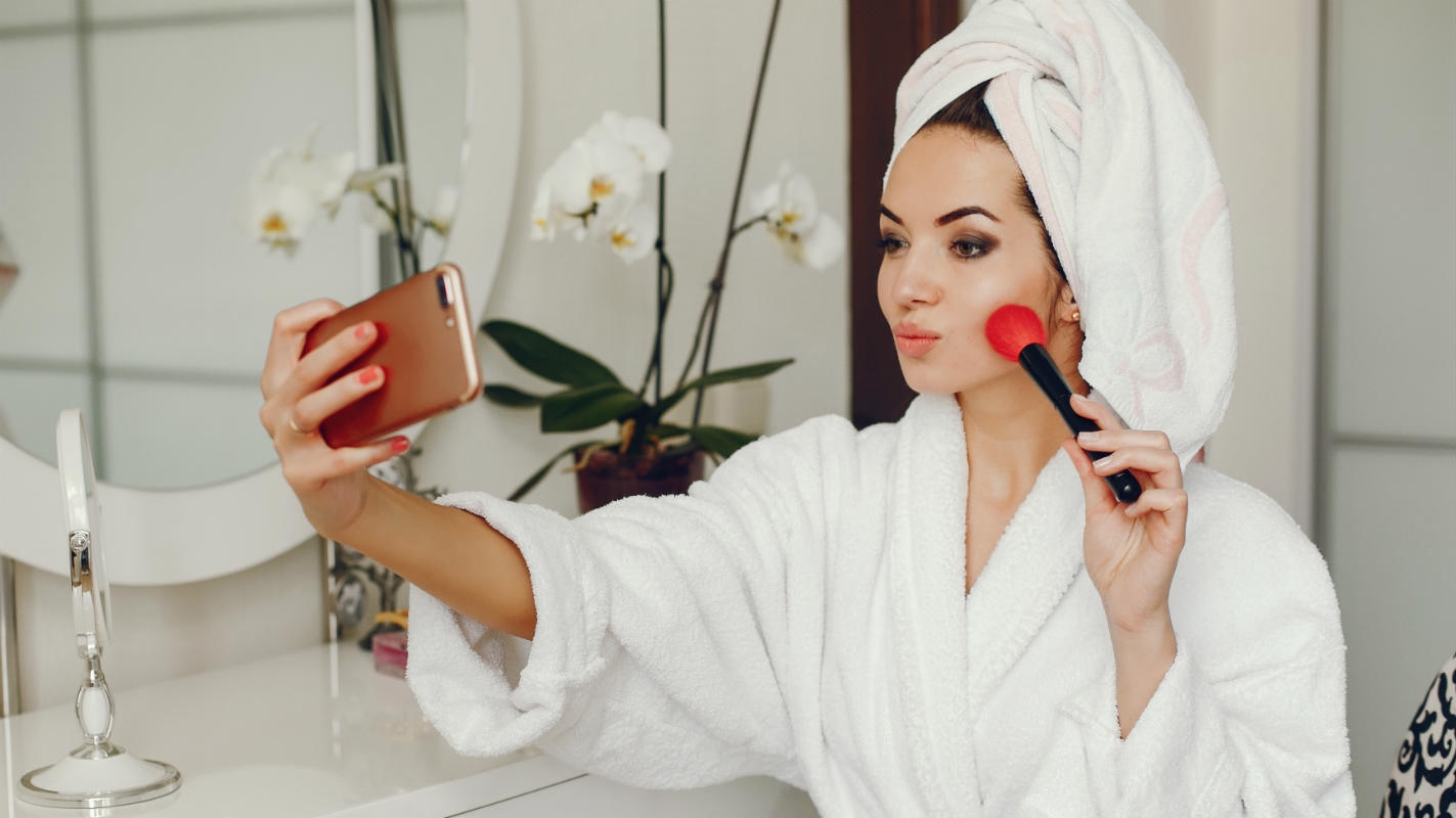  Tutorial Makeup Natural untuk 5 Acara Berbeda