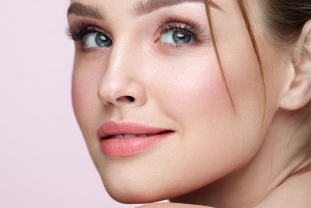  4 Cara agar Blush Menempel Lebih Lama di Kulit!