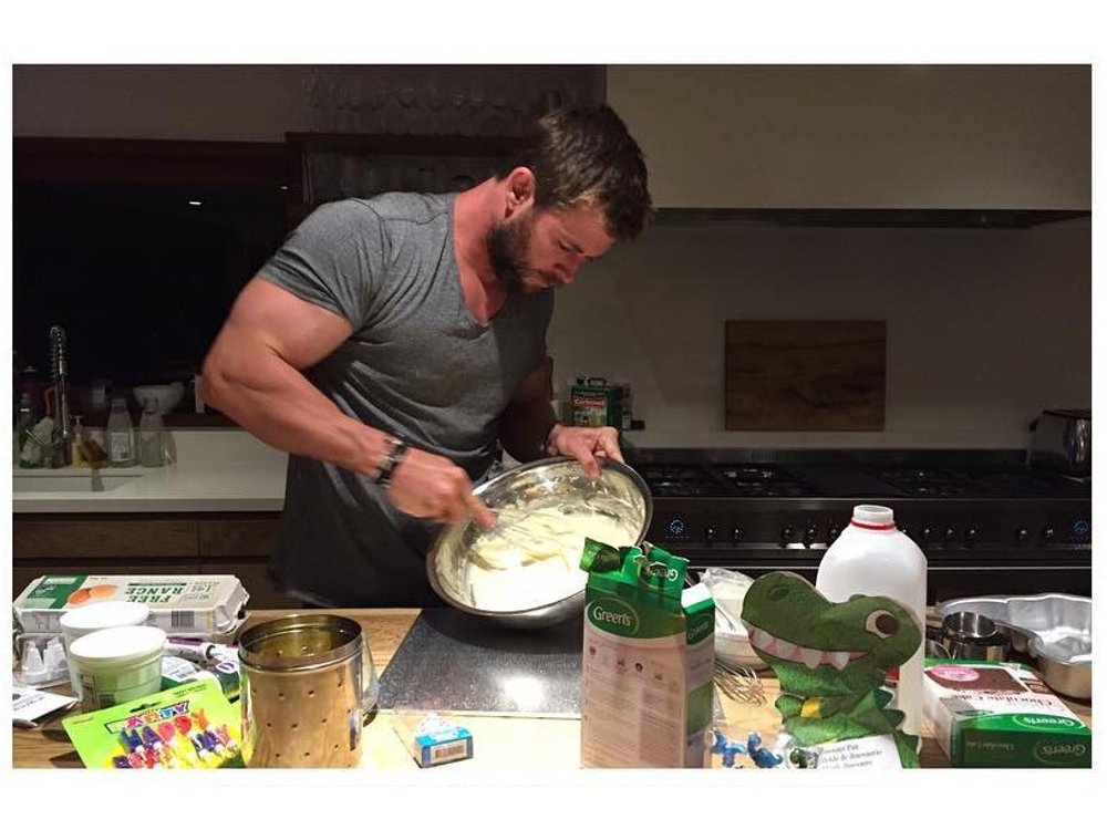 Chris Hemsworth Buatkan Kue Ulang Tahun untuk Putrinya