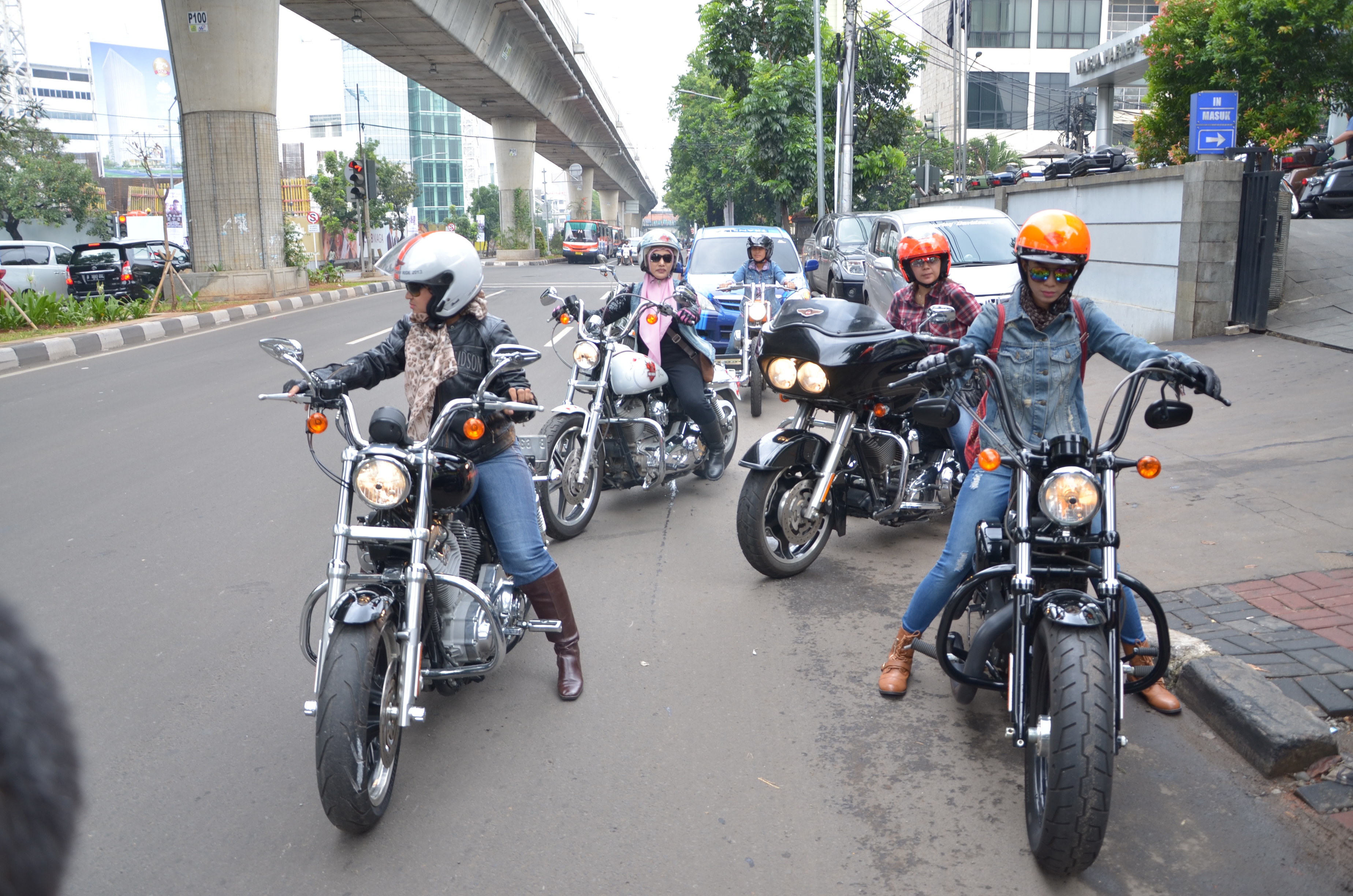 Aksi Lady Bikers di Atas Harley