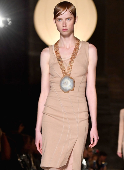 Tampil Aksi Dengan Kalung Berbentuk Medali