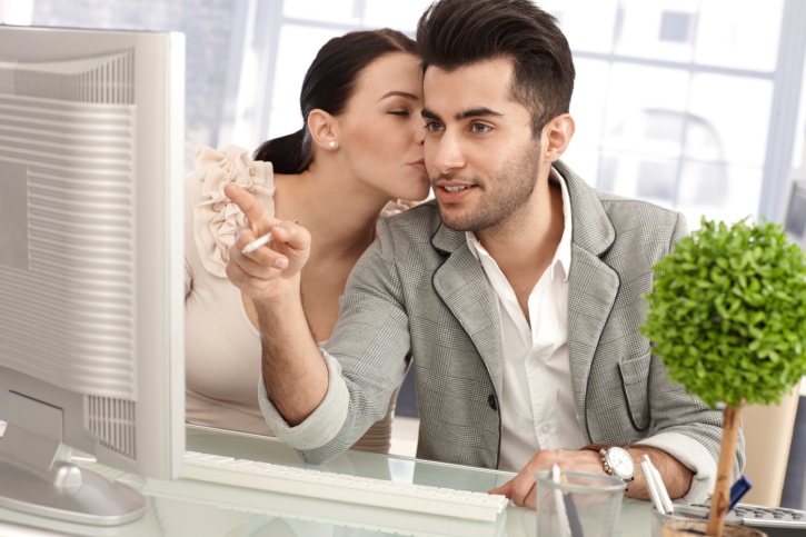 Kencan Aman di Kantor