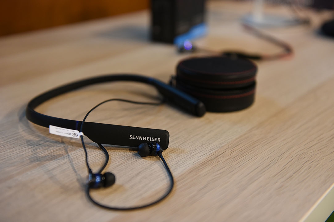 Sennheiser Hadirkan Headphone Wireless Futuristis