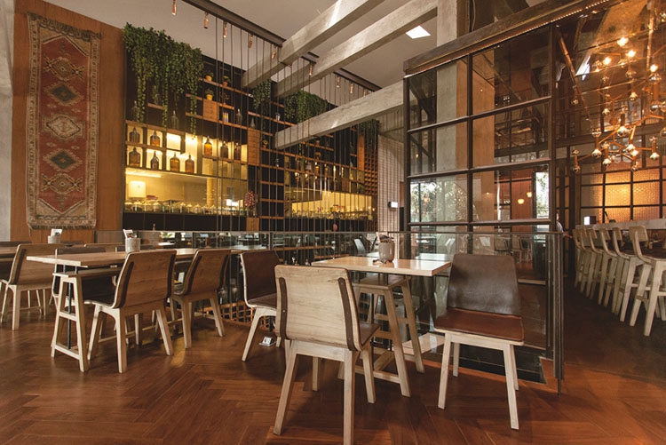 Bersantap  Penuh Esensi di Mama Goose Restaurant & Bar