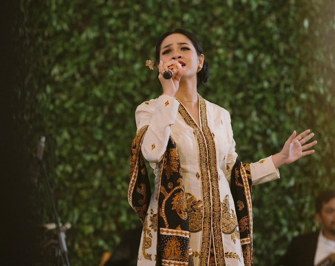 Cerita dan Makna Hari Kartini Para Selebriti