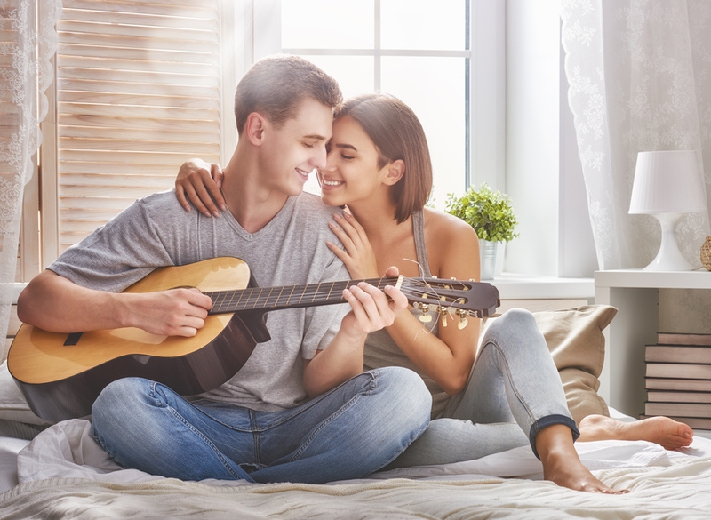 10 Aksi Pacaran Romantis yang TIDAK Mengeluarkan Uang