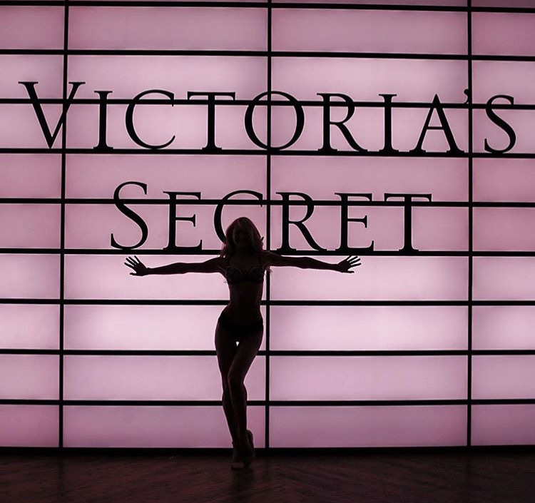 Ulang Tahun Ke-20, Victoria's Secret Kembali Tebar Glitter di Runway