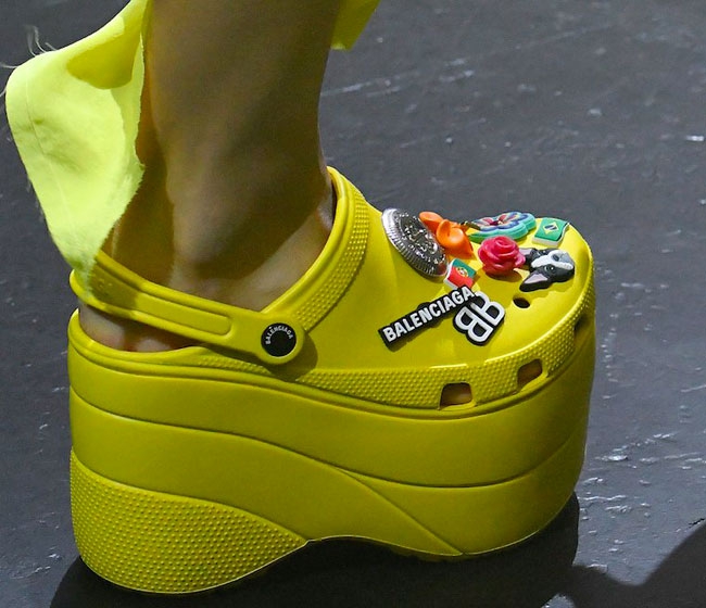 Sandal Unik dari Balenciaga dan Crocs
