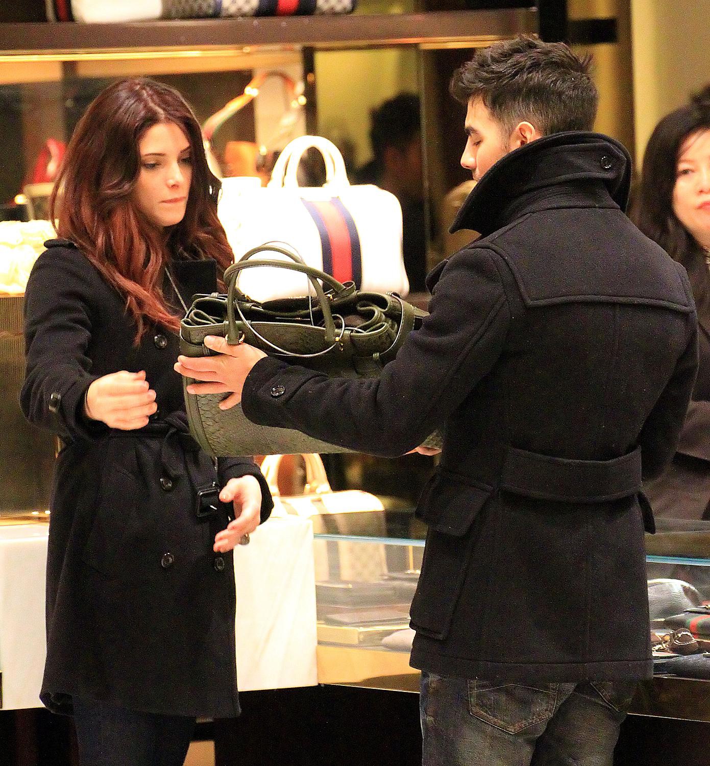 Belanja Seru Dengan Kekasih? Bisa!