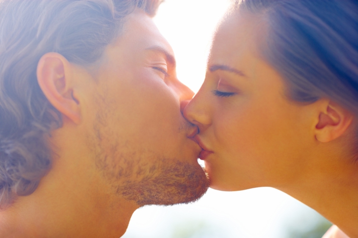 Teknik Ciuman Yang Patut Anda Coba