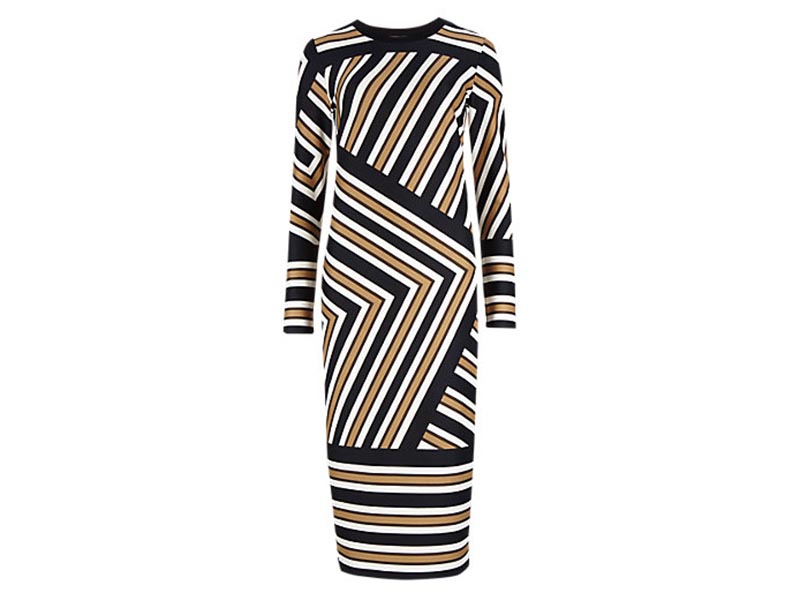 Beraksi Dengan Gaun Garis-garis