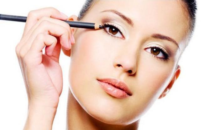 3 Langkah Menuju Eyeliner Tampak Rapi Sempurna