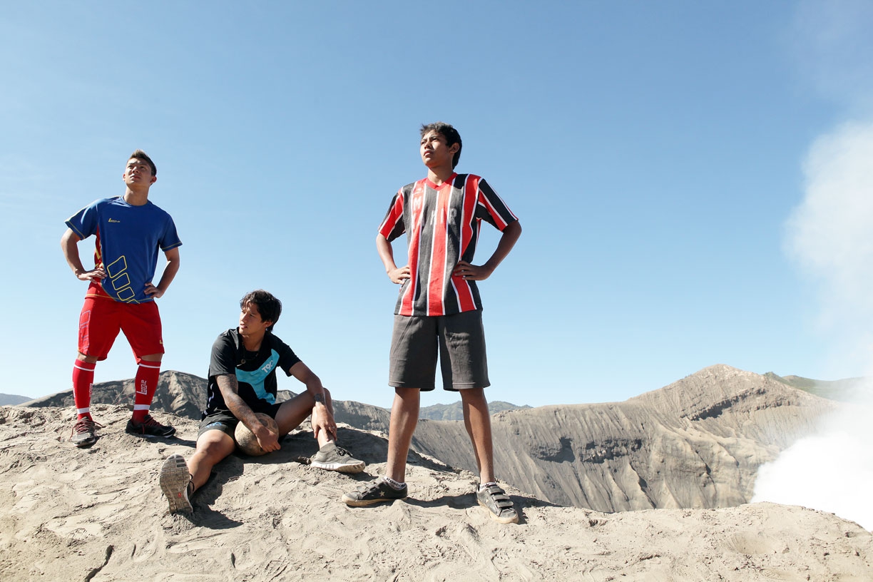Tendangan dari Langit: Garapan Apik dari Padang Bromo 