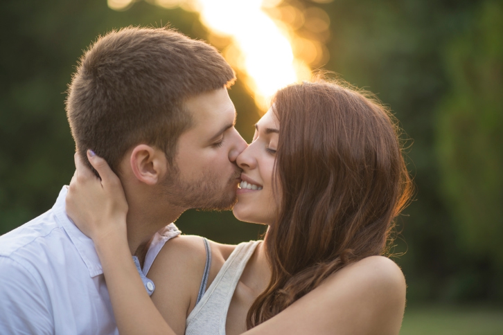 5 Tanda Si Dia Tertarik dengan Anda