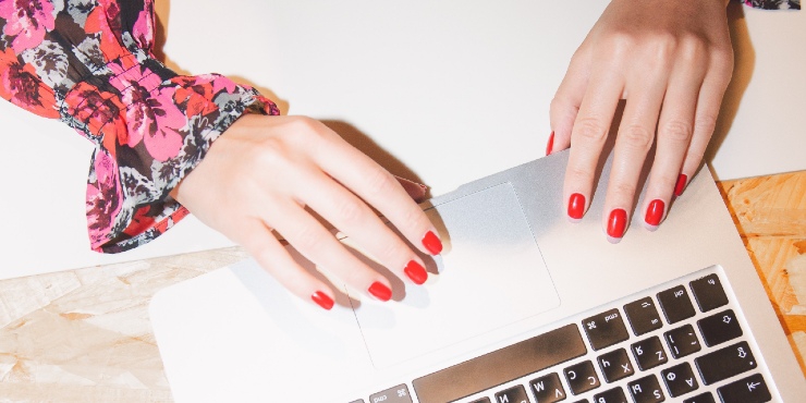 Trik Memperbaiki Gel Manicure yang Mulai Tumbuh Berantakan