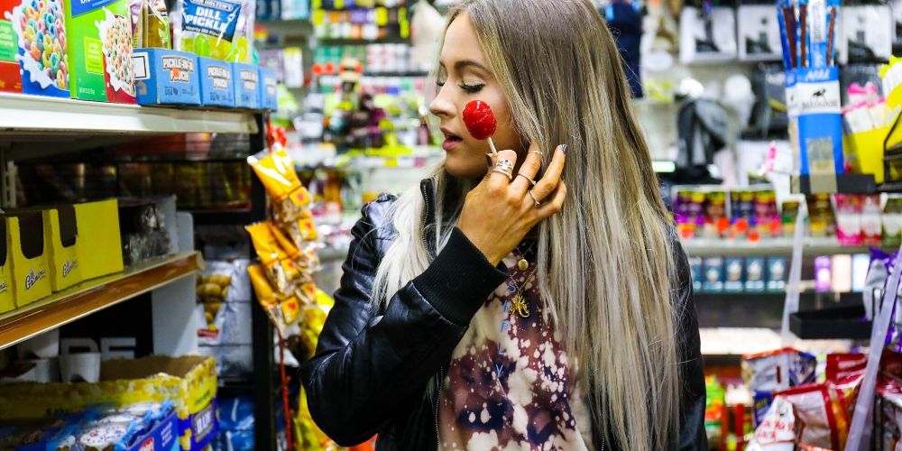 5 Cara Berhenti Ngemil Terlalu Banyak Saat Working From Home