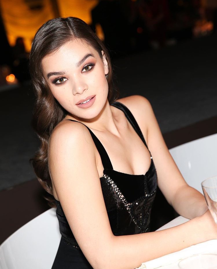 Sweet dan Elegan Ala Hailee Steinfeld