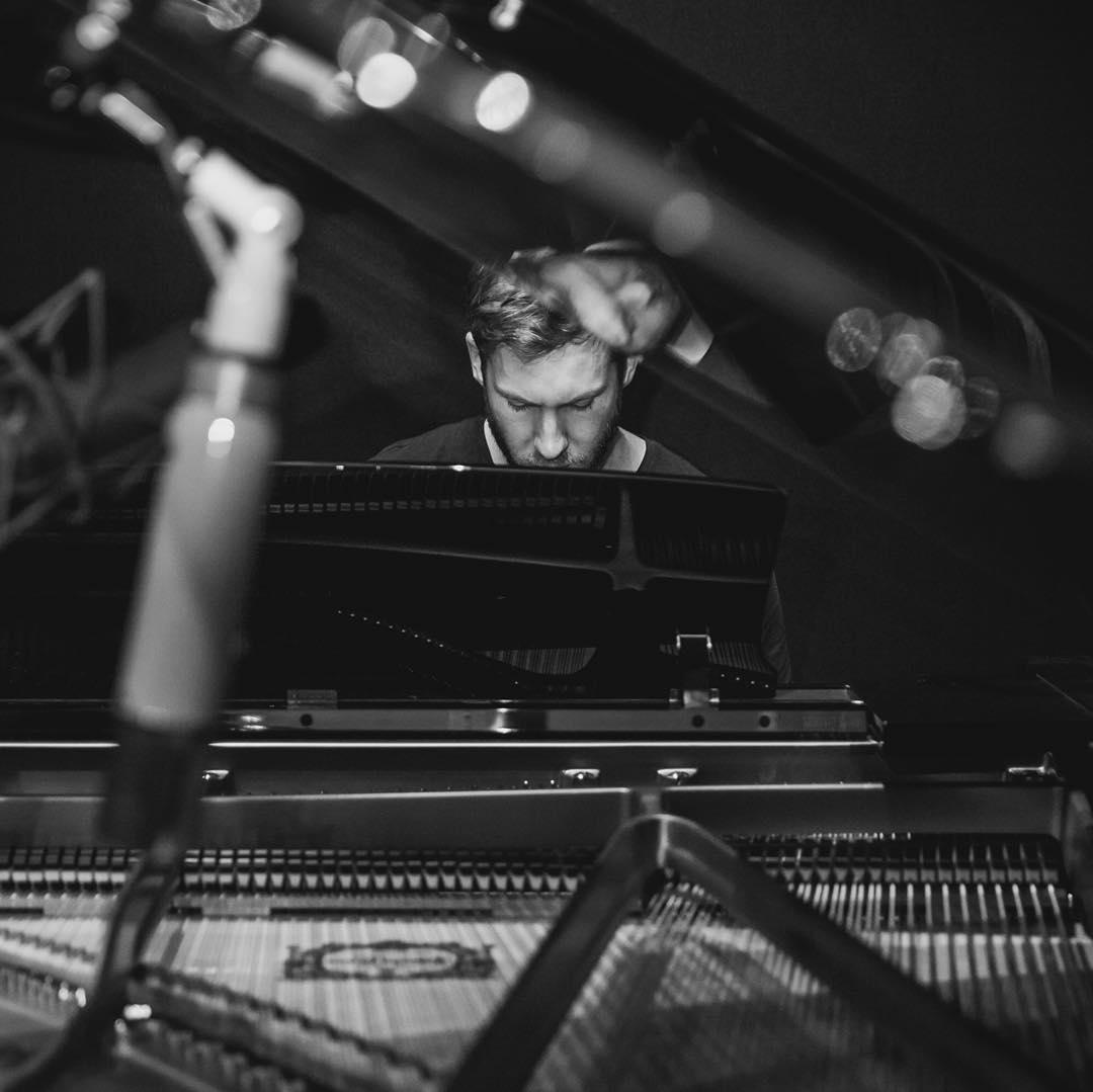 Calvin Harris Balas Komentar Fans Tentang Taylor Swift