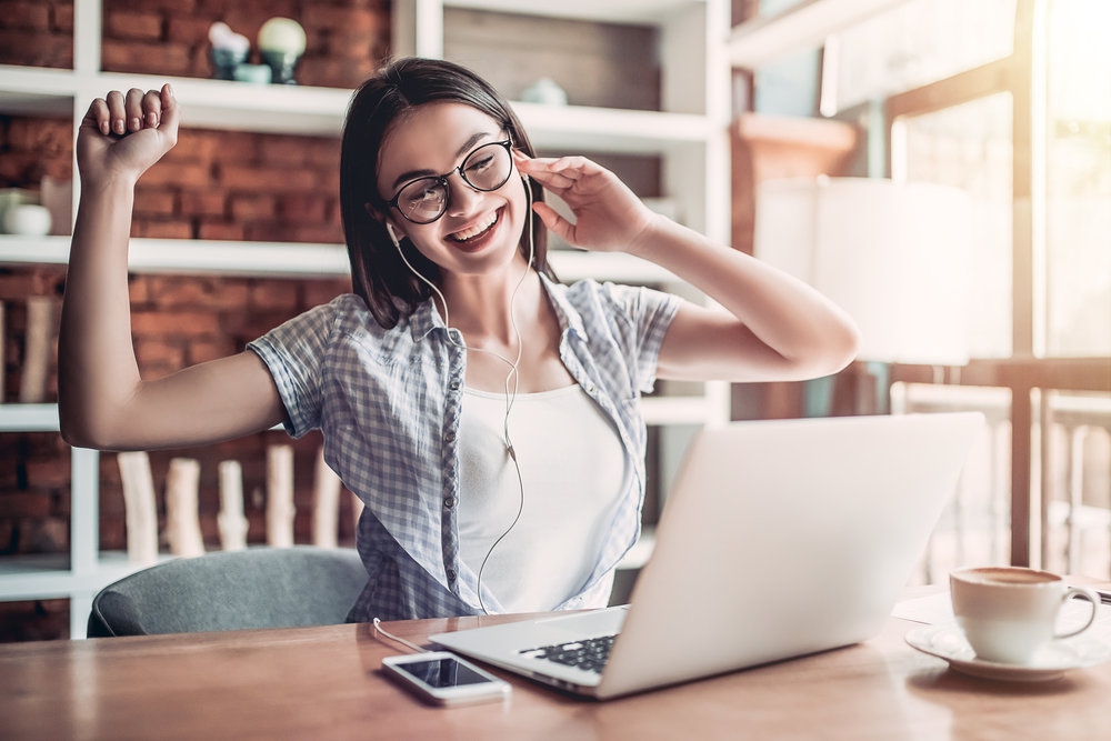 Ternyata Ini Dampak Mendengarkan Musik Saat Bekerja!