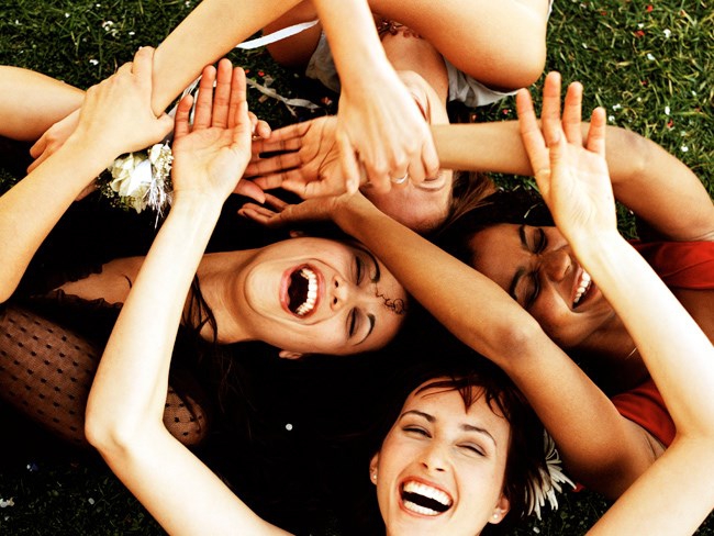 5 Alasan Tertawa Membuat Anda Lebih Sehat dan Bahagia