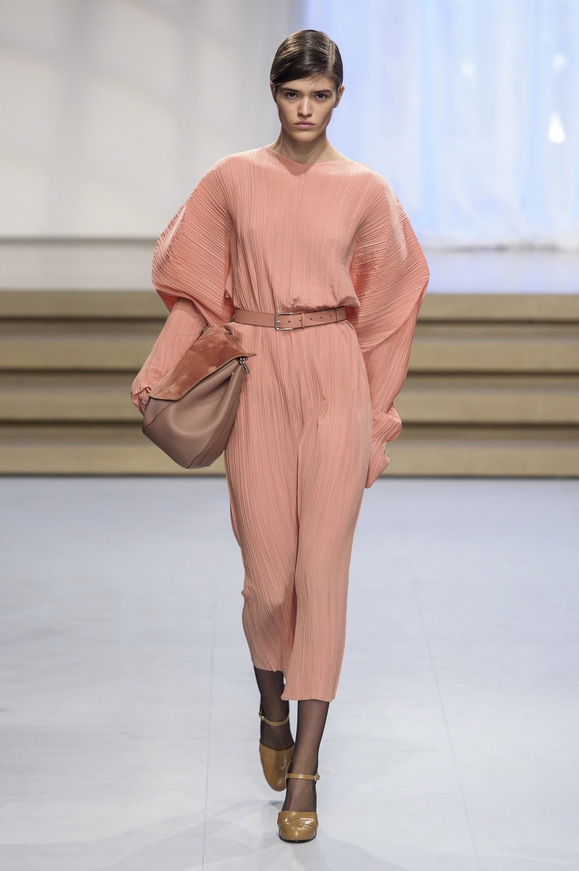 Tips Gaya Menarik Dengan Aksen Lipat