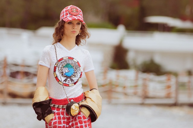 Deretan Aksesori Unik dari Fashion Show Koleksi Cruise 2023