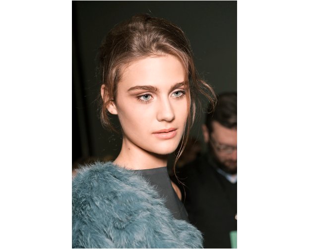 Beauty Q&A: Bagaimana Cara Menciptakan Updo Tanpa Terlihat Terlalu Resmi?