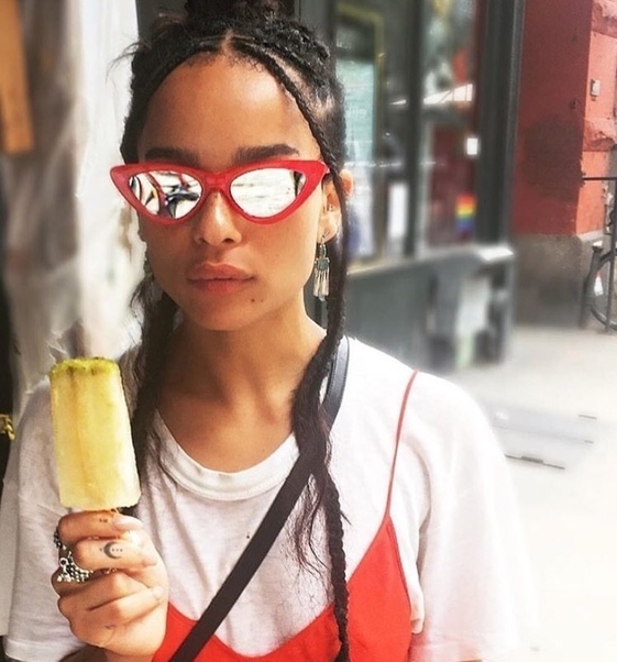 Contek Gaya Zoe Kravitz yang Unik dan Quirky