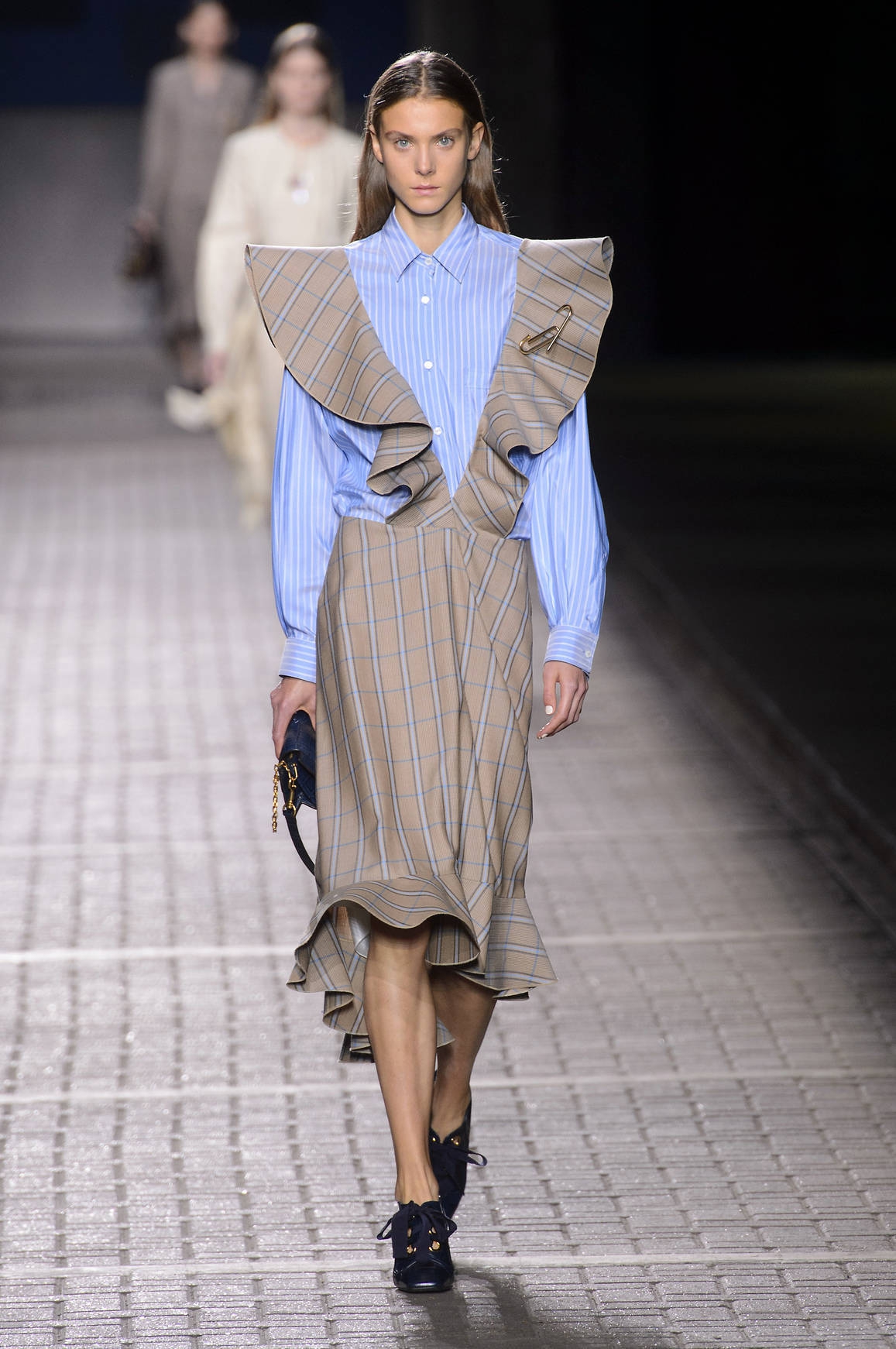 Tampil Stylish Dengan Aksen Ruffles