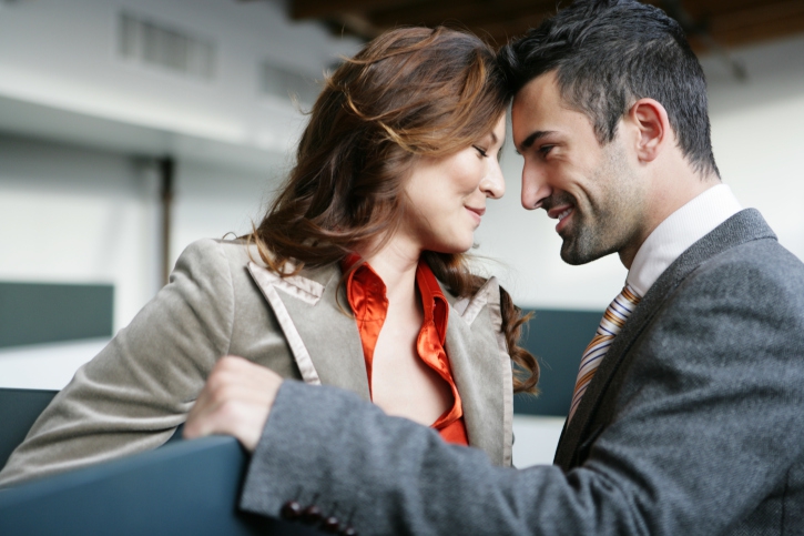 Bersaing Dengan Pekerjaan Si Dia