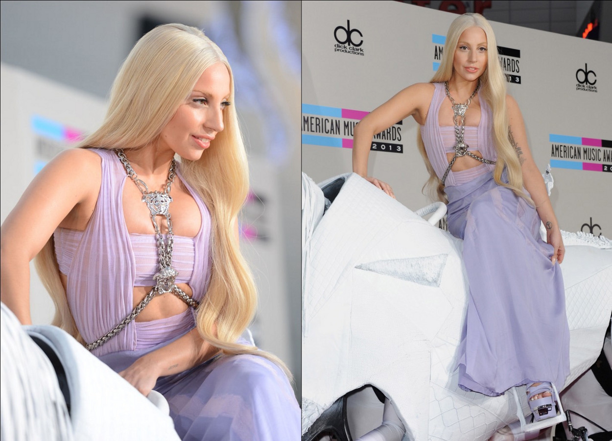 Lady Gaga Tunggangi Kuda Putih di AMA 2013