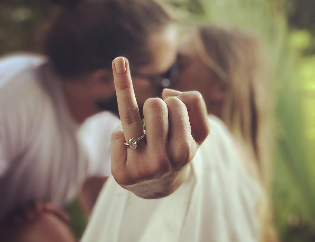 Margot Robbie Menikah Dengan Tom Ackerley