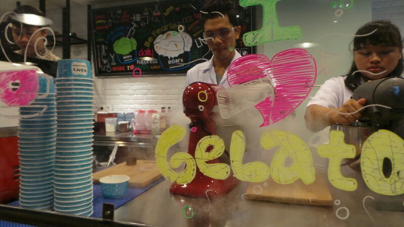 Racik Gelato Sendiri di Ron's Laboratory