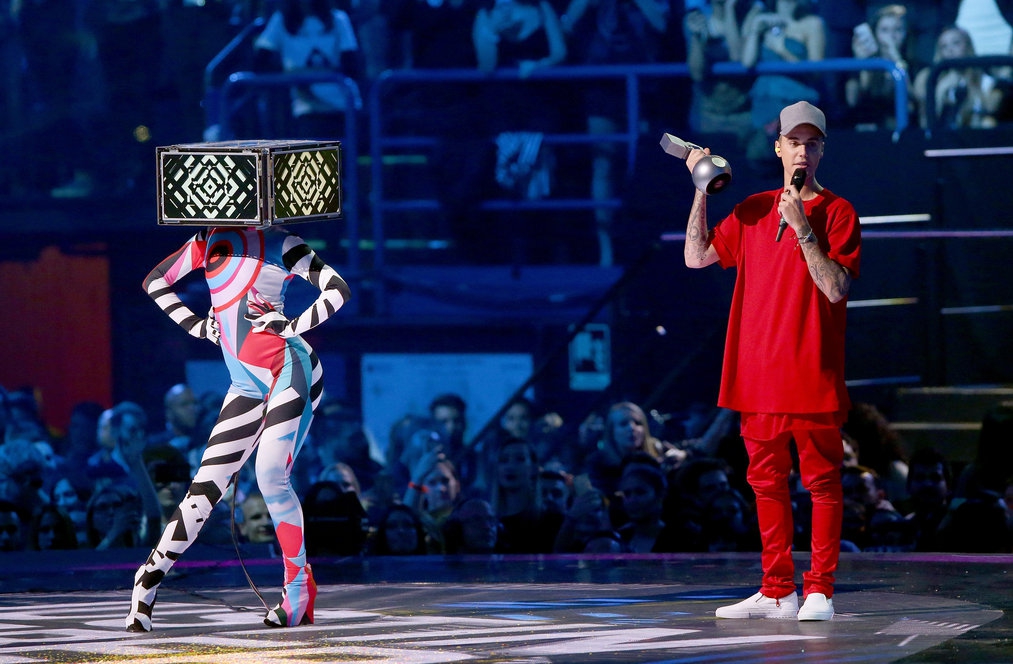 Justin Bieber Menang Telak di MTV EMA 2015