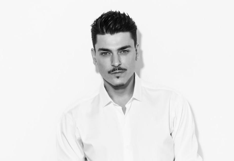 Mario Dedivanovic Berbagi Rahasia Makeup pada Cosmo!