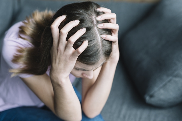 7 Penyebab Rambut Rontok dan Cara Mengatasinya